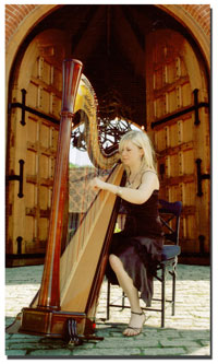 Tori Handsley - harpist & pianist